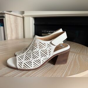 EARTH|Off white Cream open toe Cutout Block Heel Sandals with Velcro strap•••NWT
